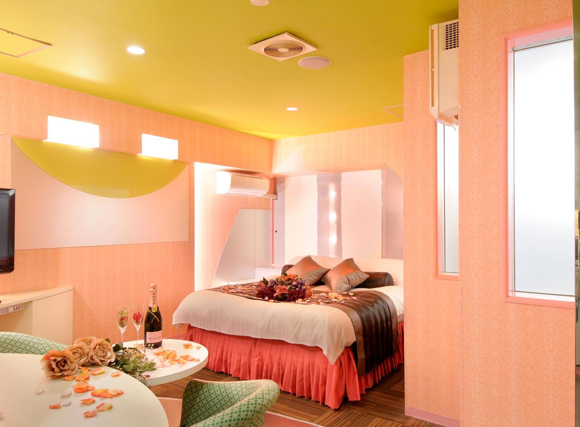 Hotel Love Ikutama -Adult Only Осака Екстериор снимка