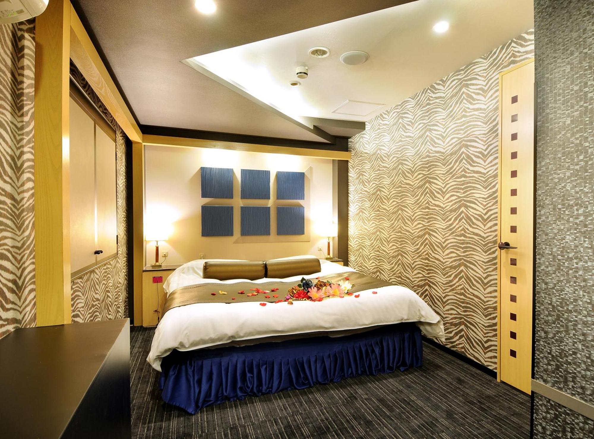 Hotel Love Ikutama -Adult Only Осака Екстериор снимка